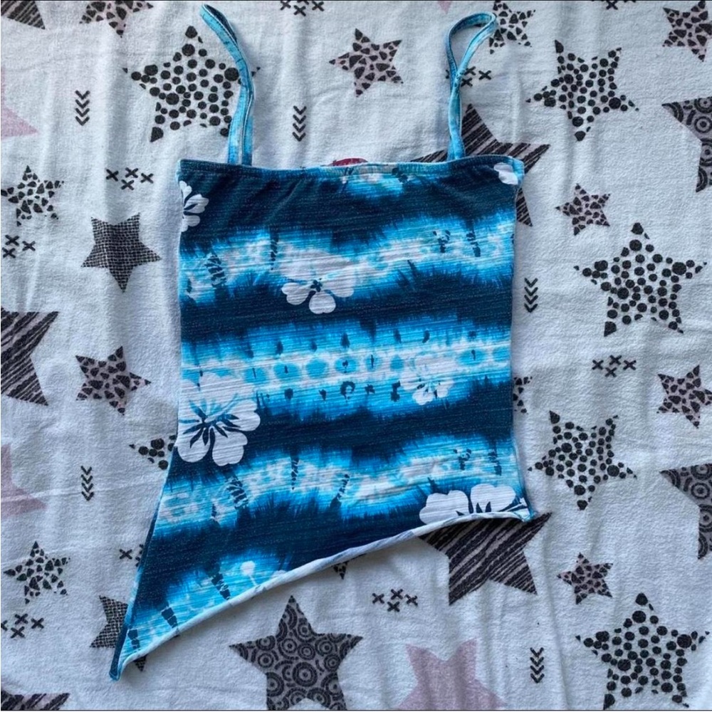 vintage asymmetric hem cami with tie dye hibiscus print 🩵